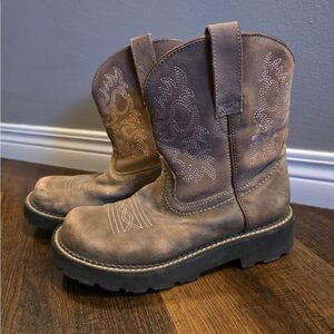7 Ariat Fatboy Distressed Brown Western Boots with Embroidered Design